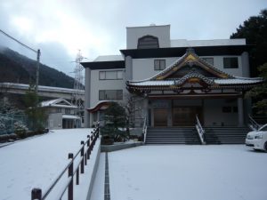 寺外観　雪